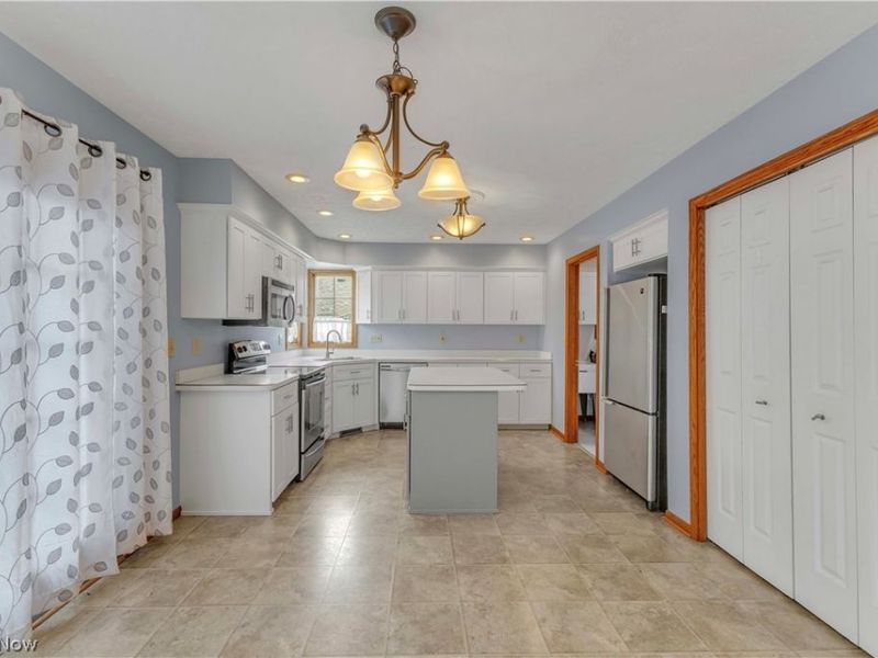 1023 Gulf Road, Elyria, OH 44035 Photo 8