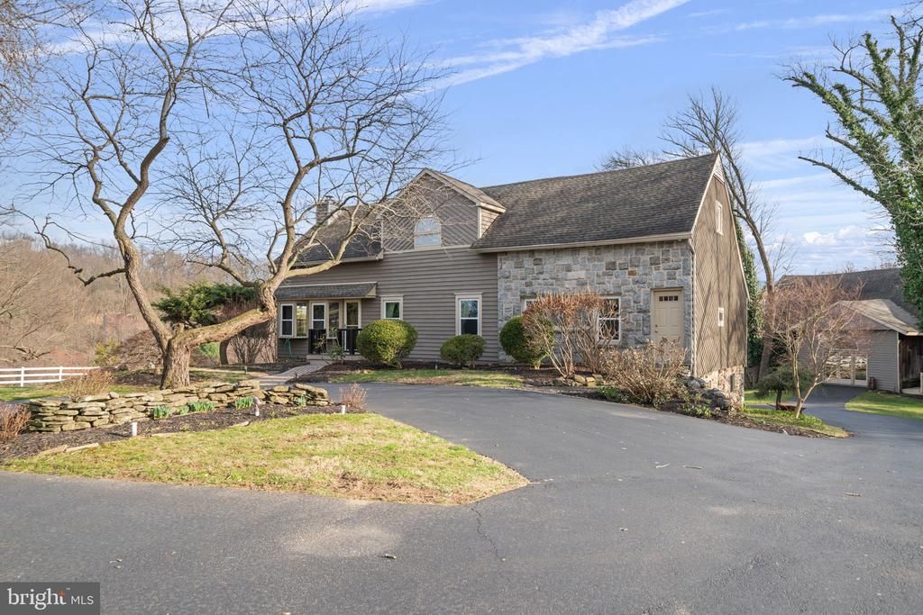 19 MEMEL DRIVE, THORNTON, PA 19373