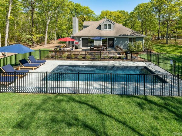 16 Hildreth Road, Hampton Bays, NY 11946