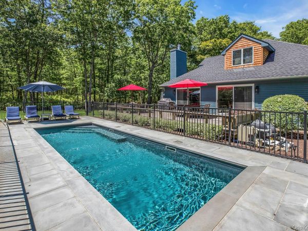 16 Hildreth Road, Hampton Bays, NY 11946