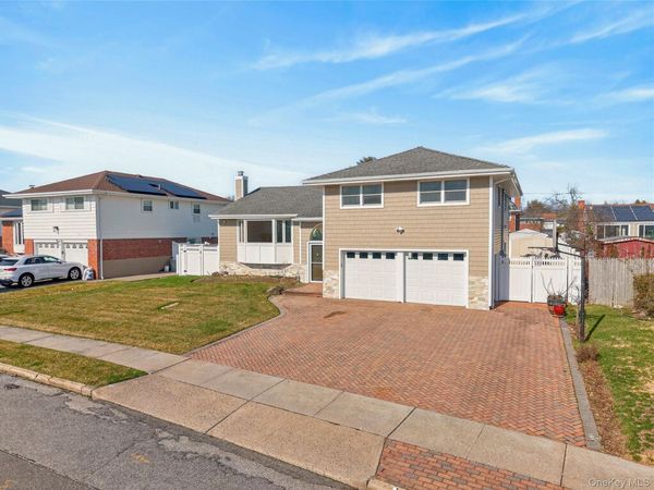 38 S Oaks Boulevard , Plainview, NY 11803