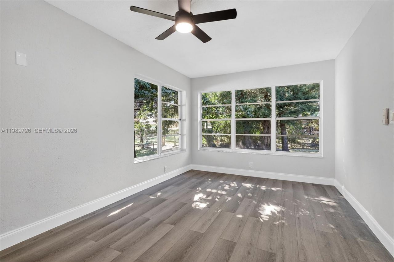 870 NE 144th St, North Miami, FL 33161 Photo