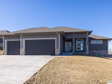 16071 Center West Hadan Drive, Bennington, NE 68007