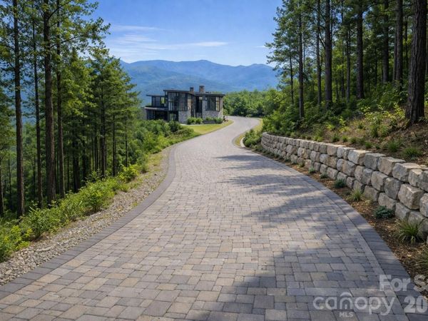 506 Southcliff Parkway , Fairview, NC 28730