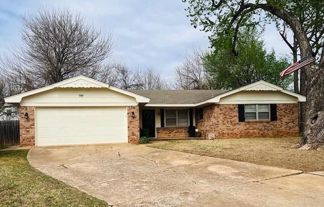 335 W Cedar Drive, Mustang, OK 73064 Main Photo