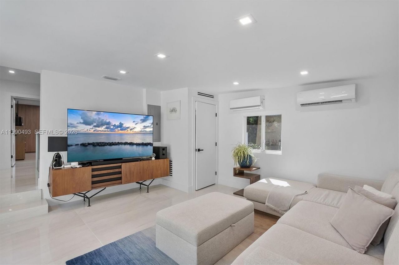 261 NE 47th St, Miami, FL 33137 Photo