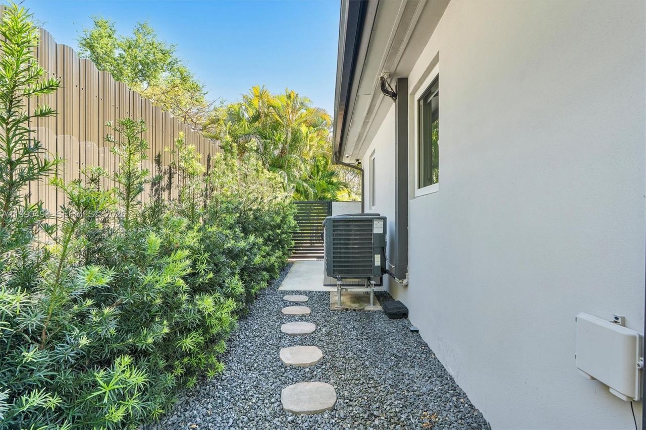 261 NE 47th St, Miami, FL 33137 Photo