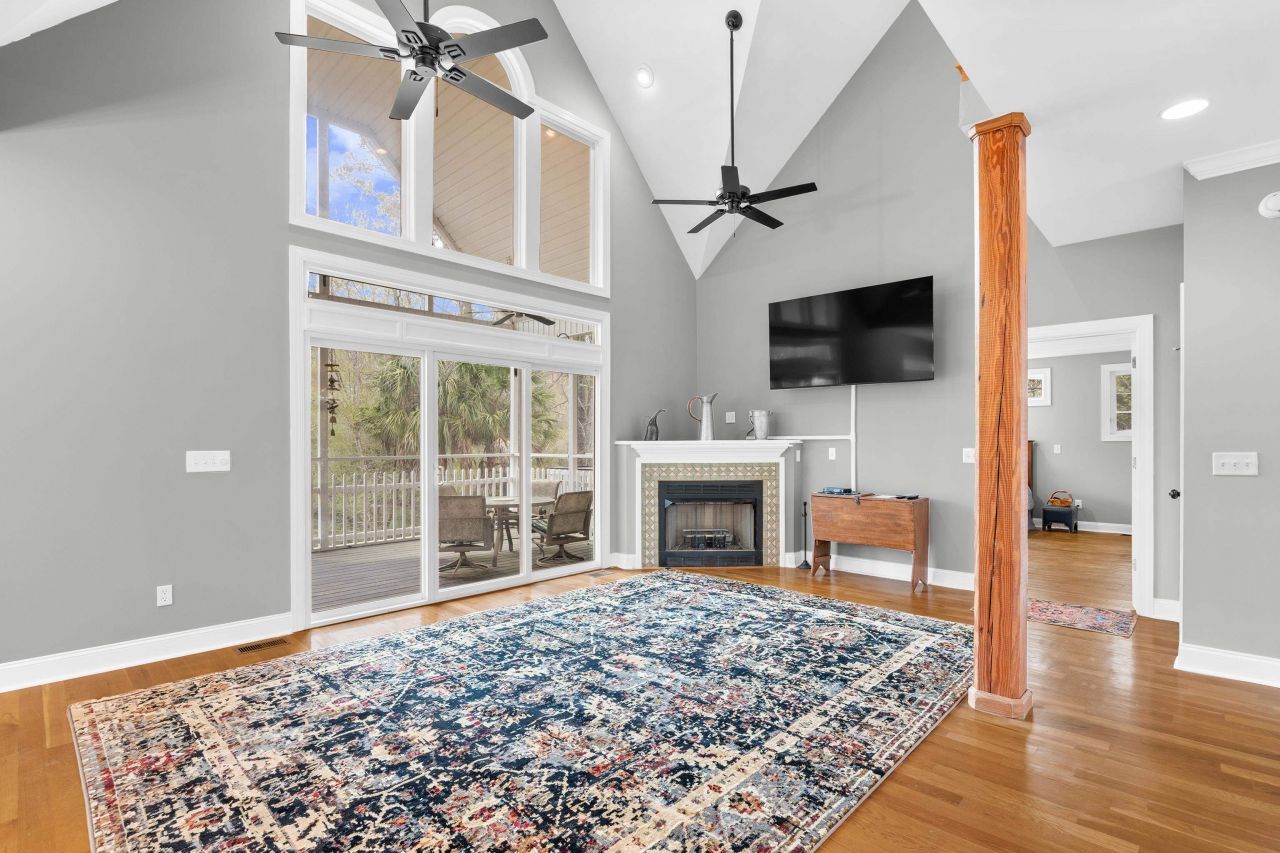 225 Red Maple Dr. Photo 4