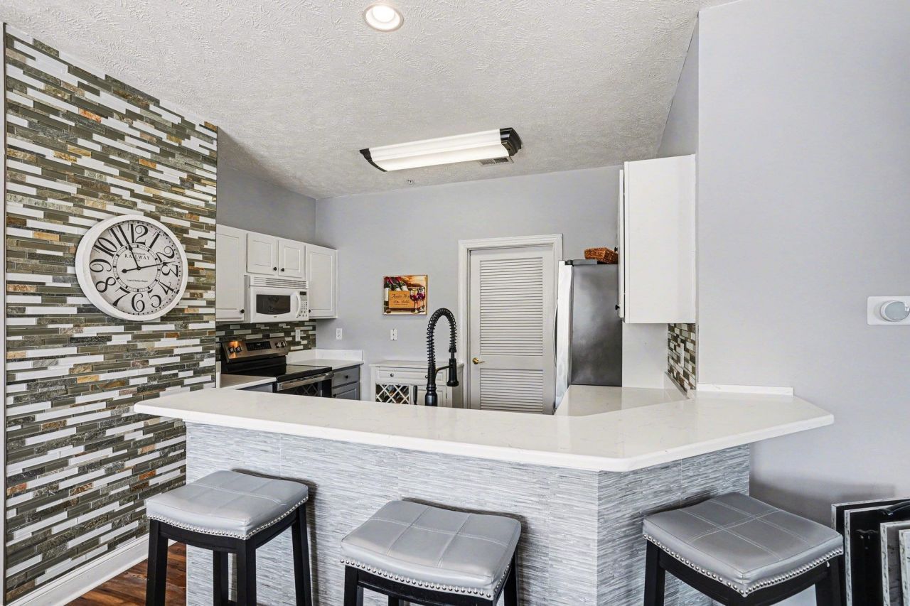 6000 Windsor Green Way  Photo 11