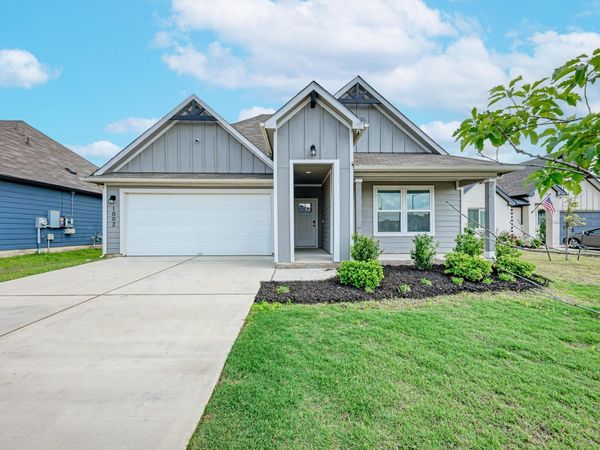 1002 Austin Bayou DR, Hutto, TX 78634