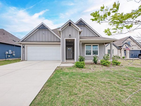 1002 Austin Bayou DR, Hutto, TX 78634