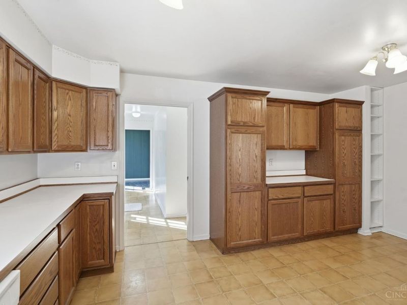 7628 Lesourdsville West Chester Road, West Chester, OH 45069 Photo 18