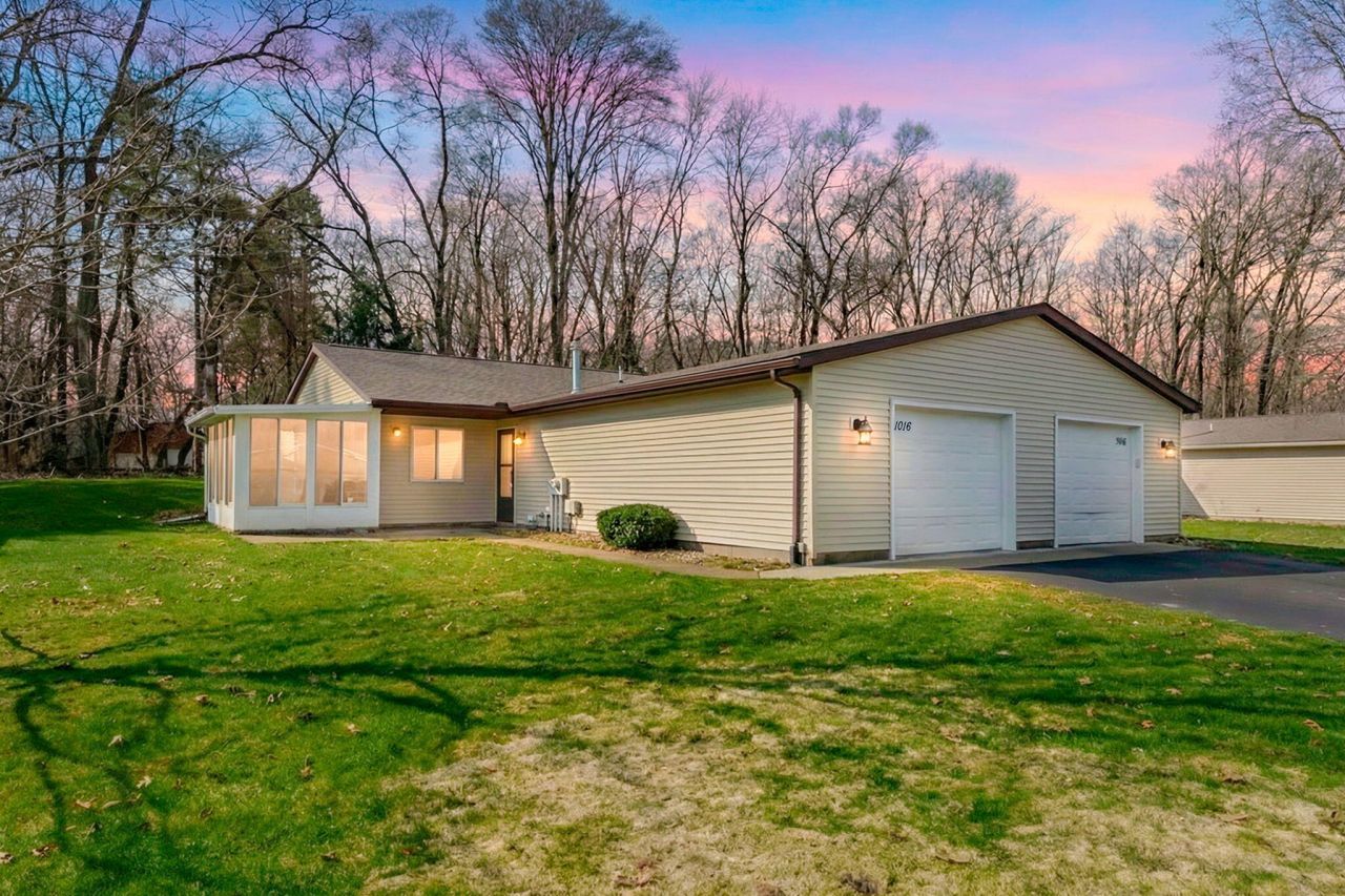 1016 Wedgewood Drive, Plainwell, MI 49080 Main Photo