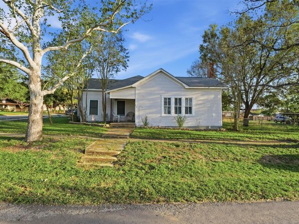 211 E 4th ST, Nixon, TX 78140