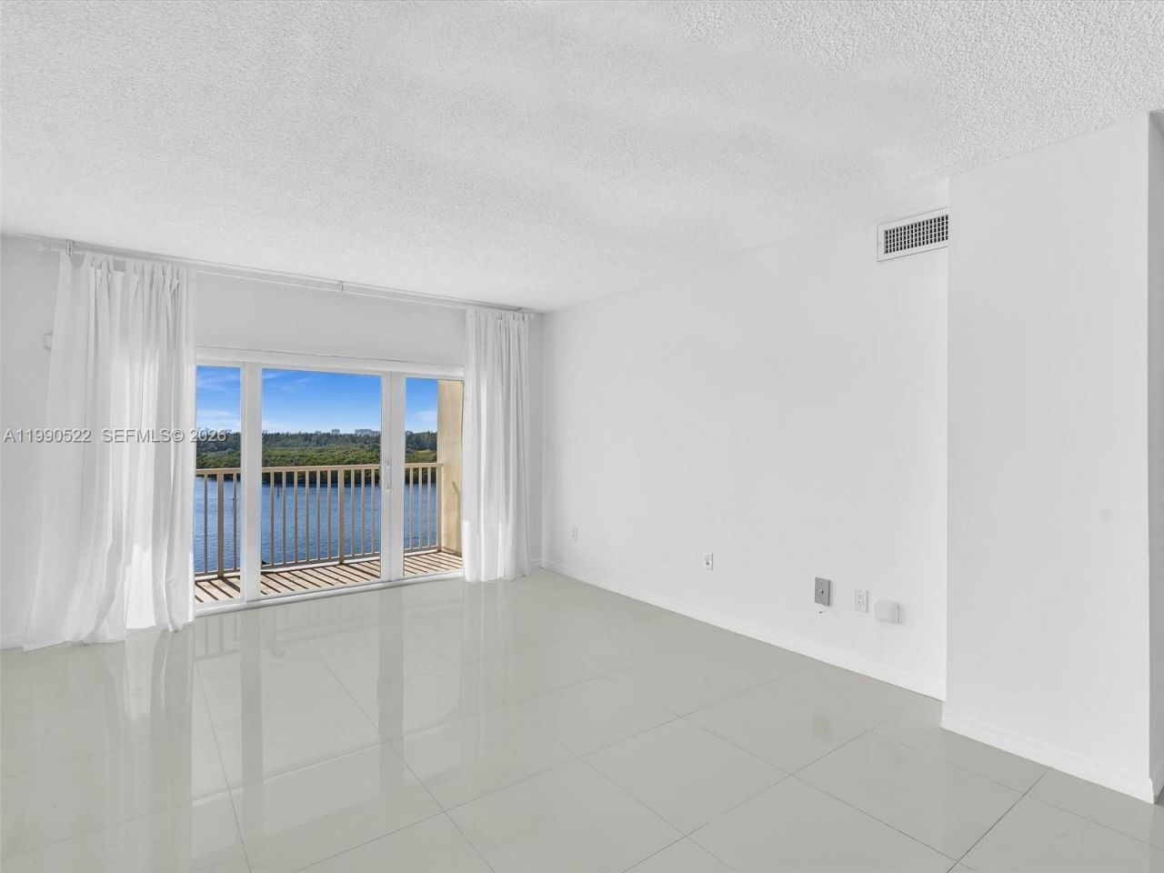 300 Bayview Dr , Unit 902, Sunny Isles Beach, FL 33160 Photo