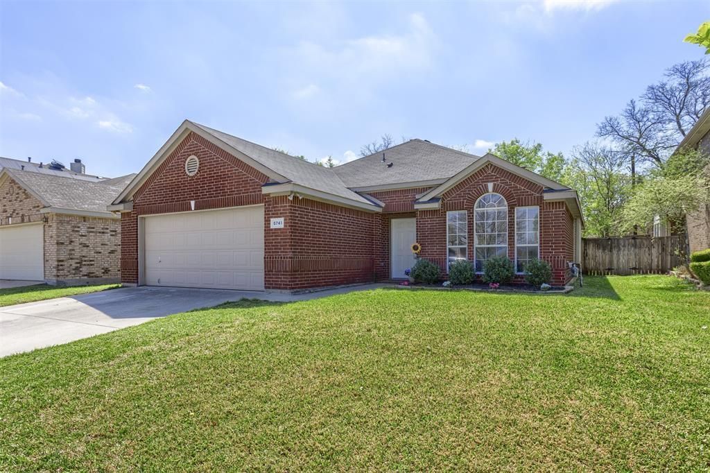 5741 Starboardway Drive, Fort Worth, TX 76135 Main Photo