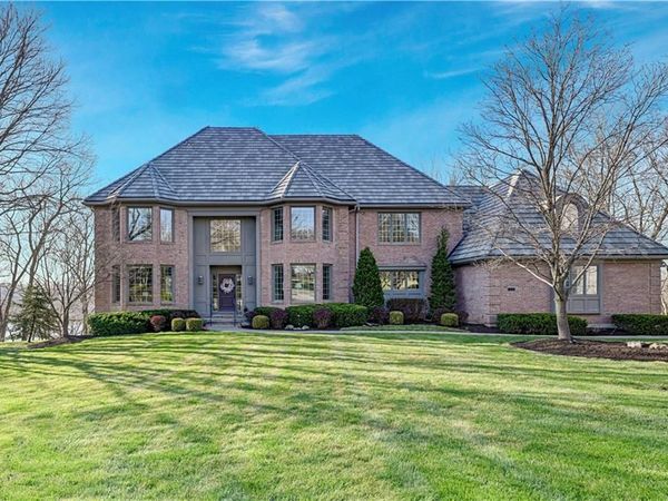 60 W Dundee Court, Loch Lloyd, MO 64012