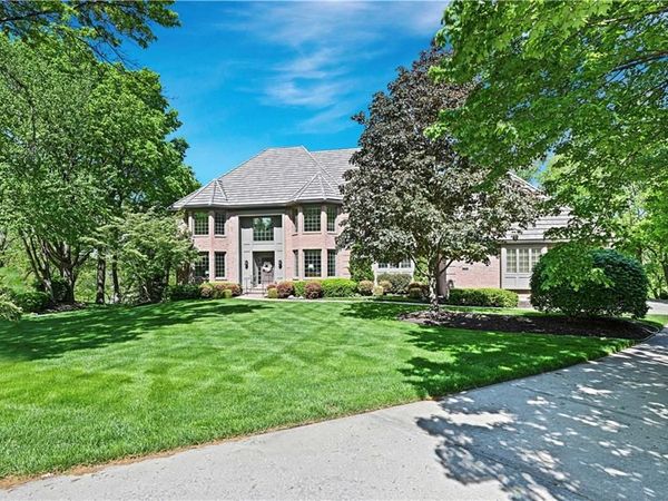 60 W Dundee Court, Loch Lloyd, MO 64012