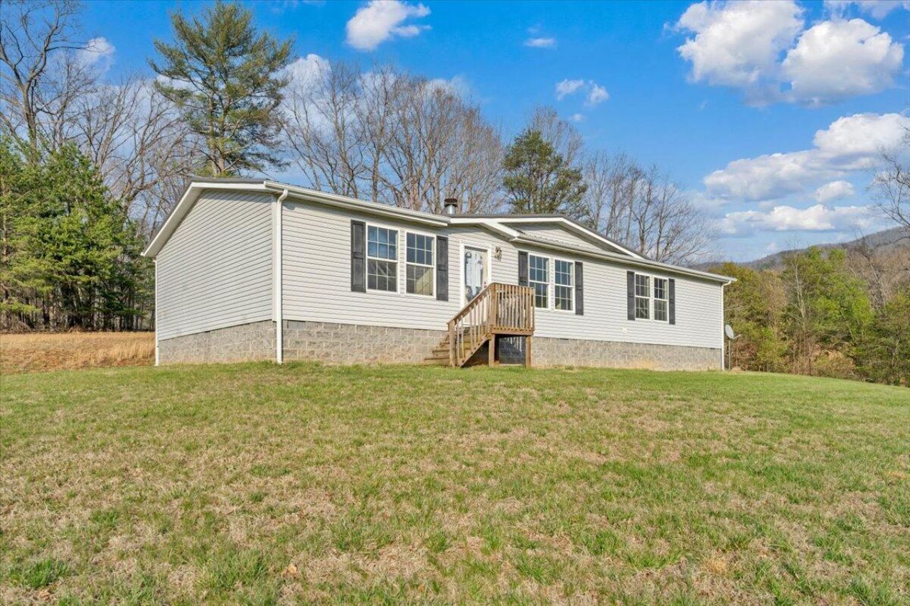 215 Cedar Bottom Rd, Natural Bridge Station, VA 24579 Main Photo