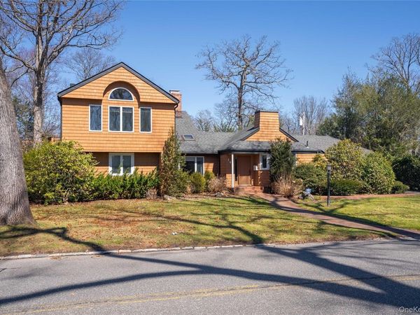 143 Round Hill Road , Roslyn Heights, NY 11577