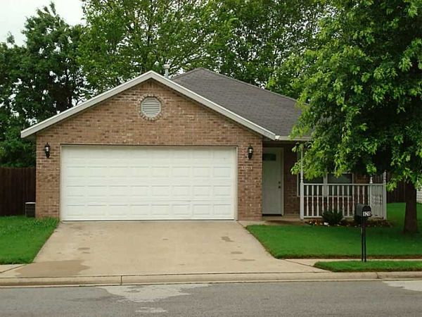 820 SE E Court , Bentonville, AR 72712