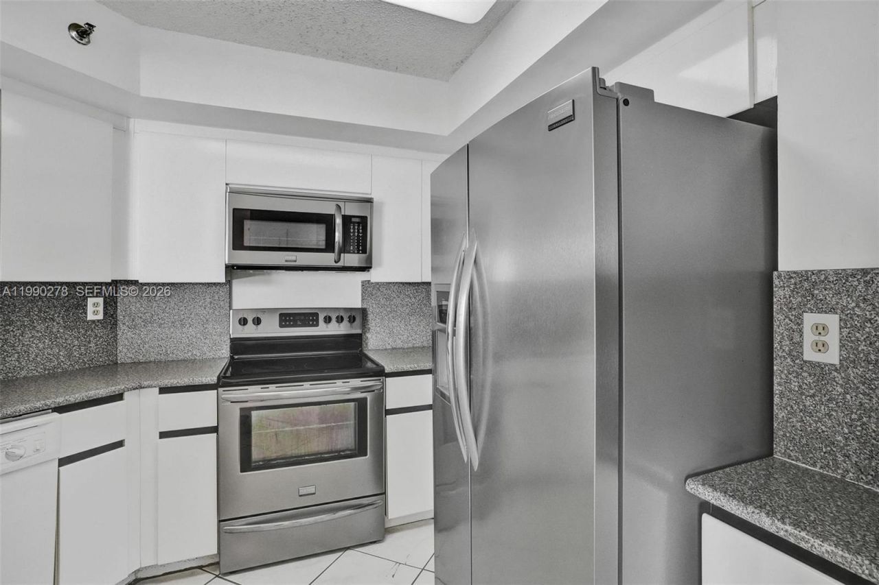 6767 Collins Ave , Unit 304, Miami Beach, FL 33141 Photo