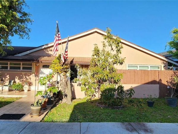 15585 SW 76th Ln, Unit A81-8, Miami, FL 33193