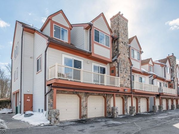 56 Woods Edge Dr, Roxbury, NJ 07876