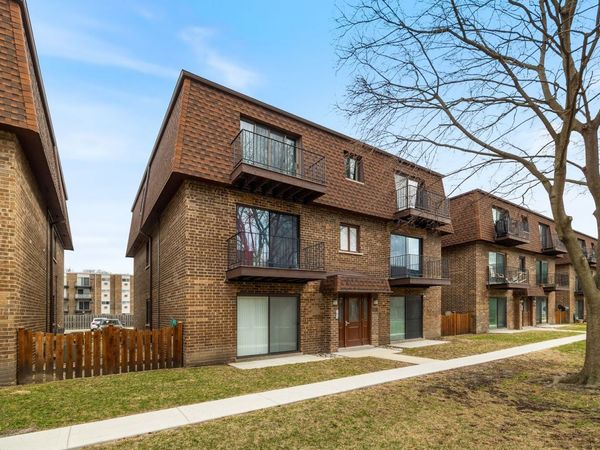 9813 BIANCO Terrace, Unit D, Des Plaines, IL 60016