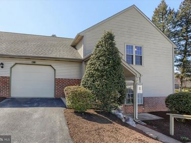 19 STERLING COURT, HERSHEY, PA 17033