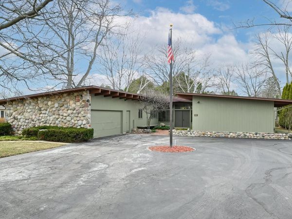 8925 N Maitland ROAD, Bayside, WI 53217