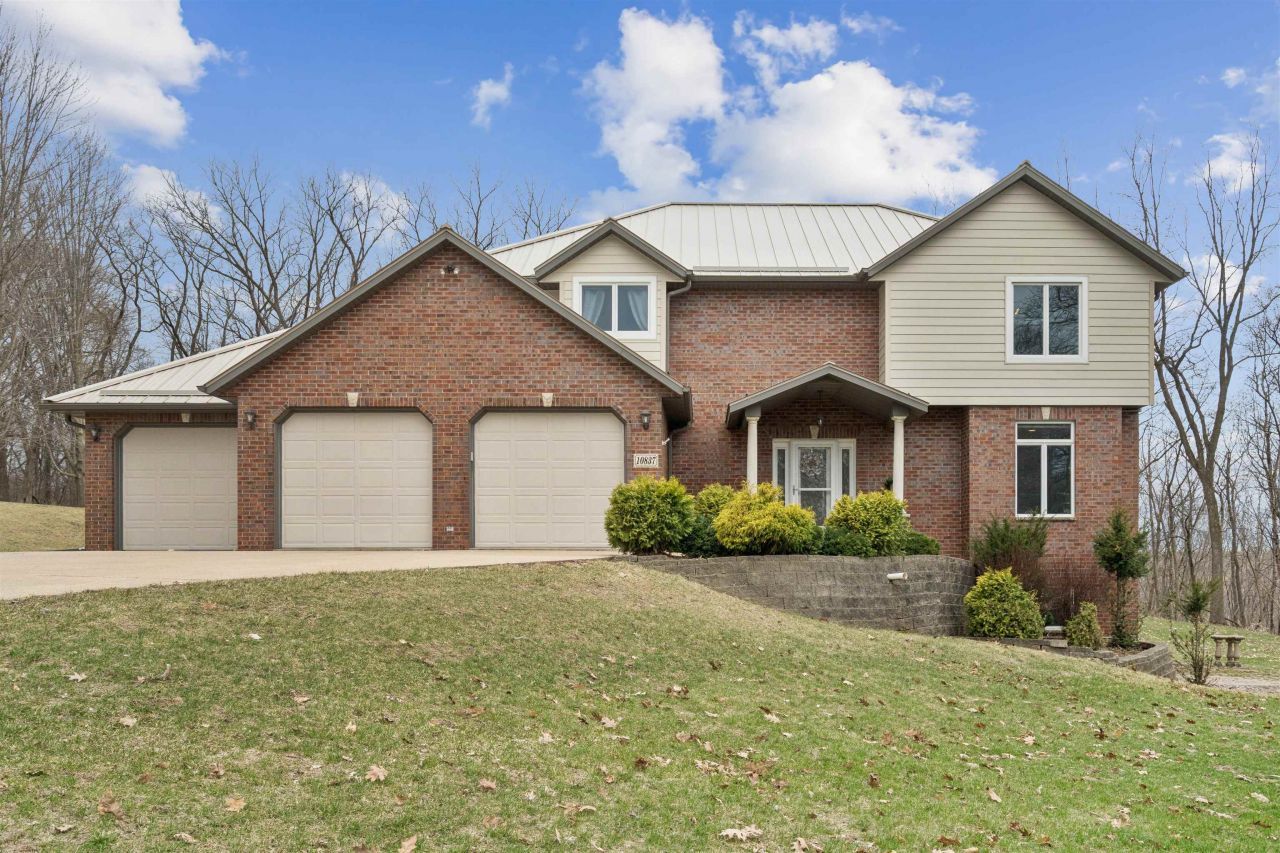 10837 Golden Oaks Court, Dubuque, IA 52003 Main Photo