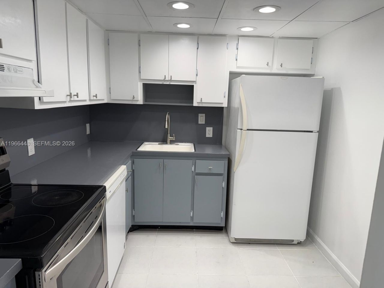 100 Bayview Dr, Unit 412, Sunny Isles Beach, FL 33160 Photo