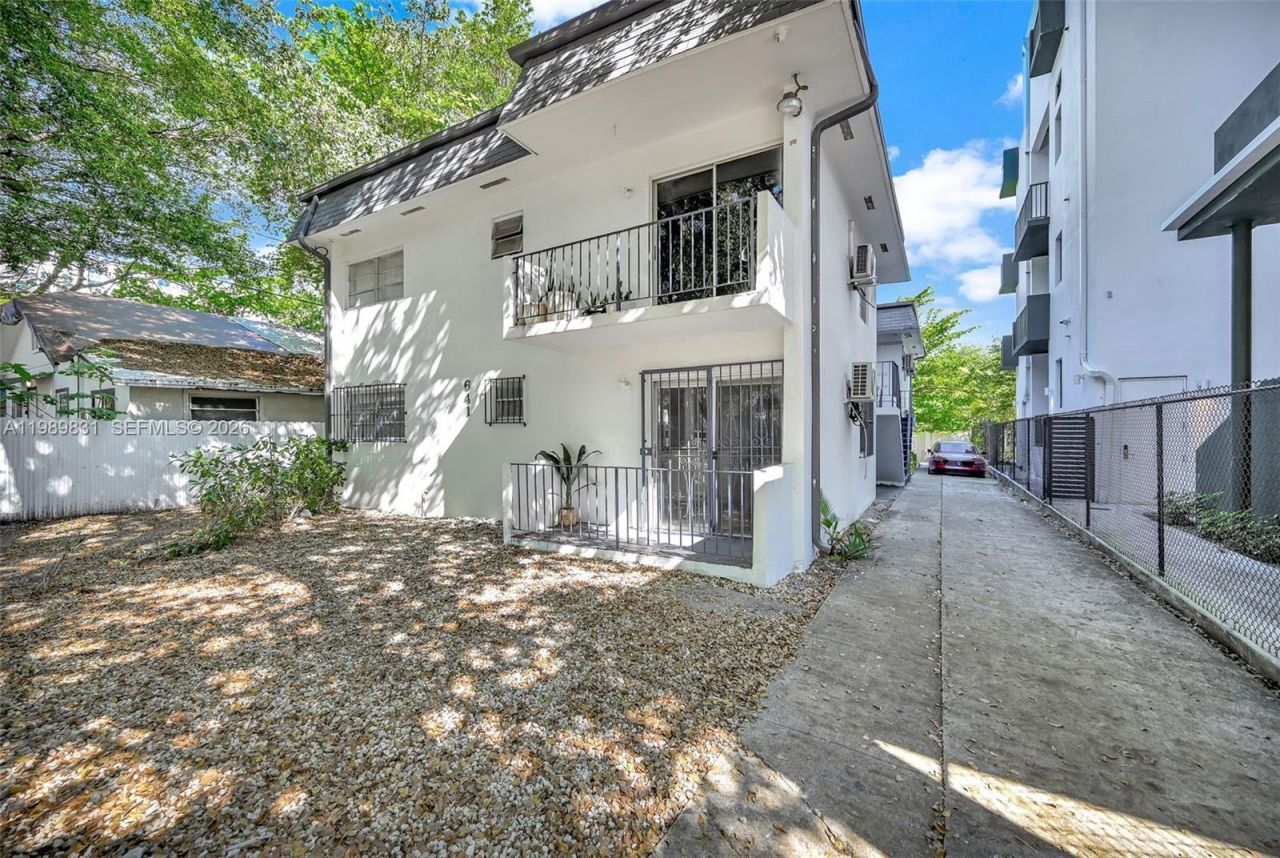 641 NW 2nd St, Miami, FL 33128 Photo