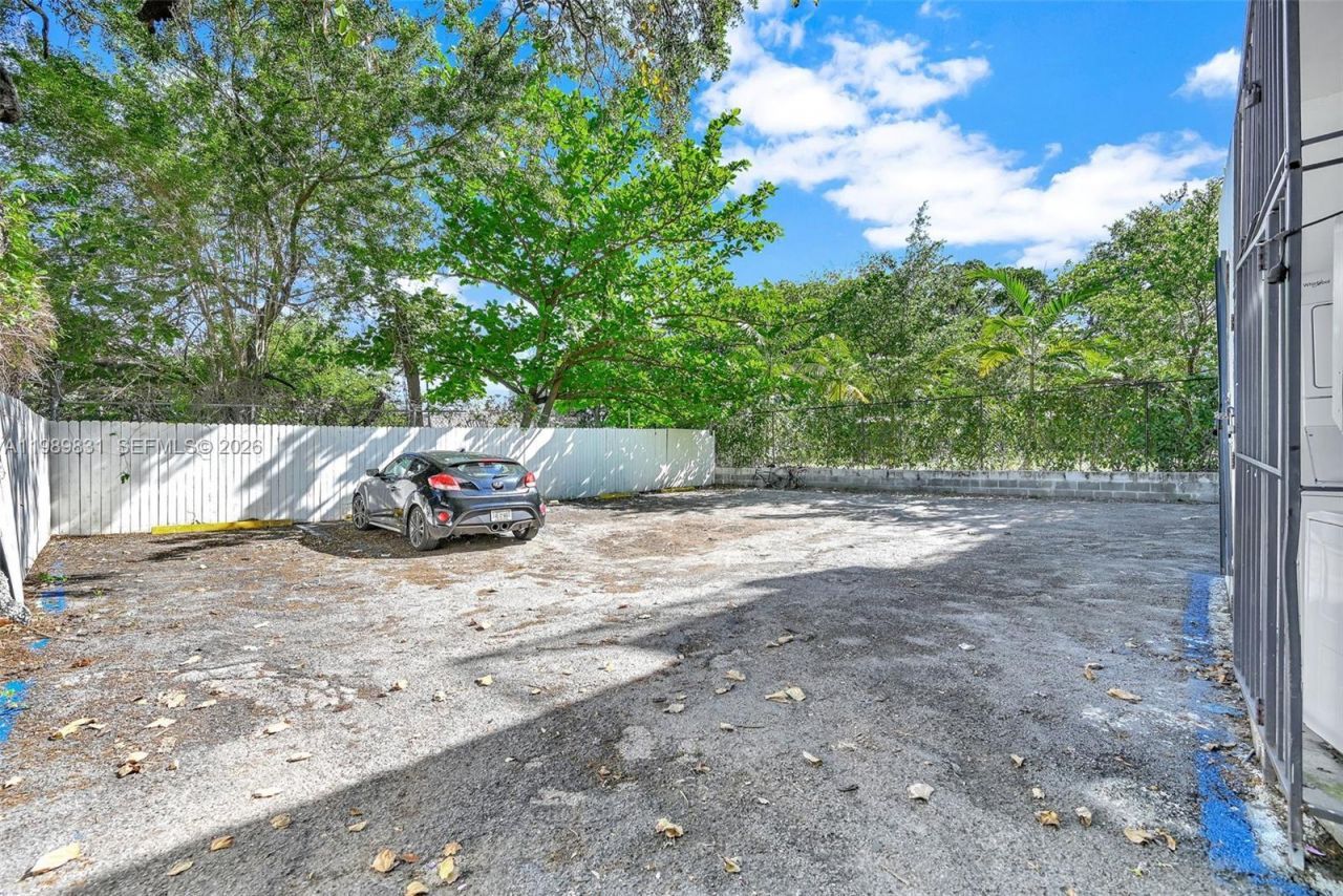 641 NW 2nd St, Miami, FL 33128 Photo