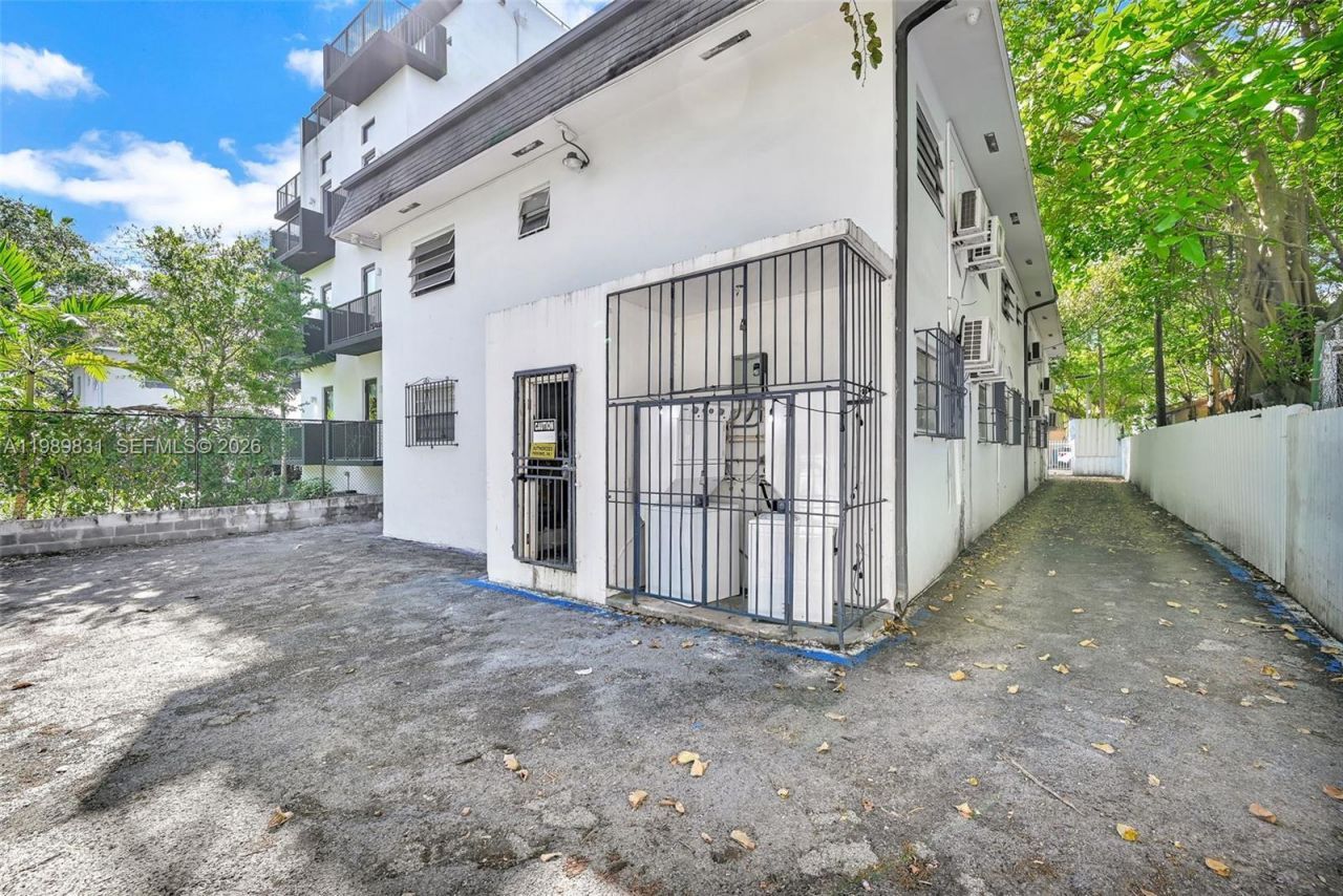 641 NW 2nd St, Miami, FL 33128 Photo