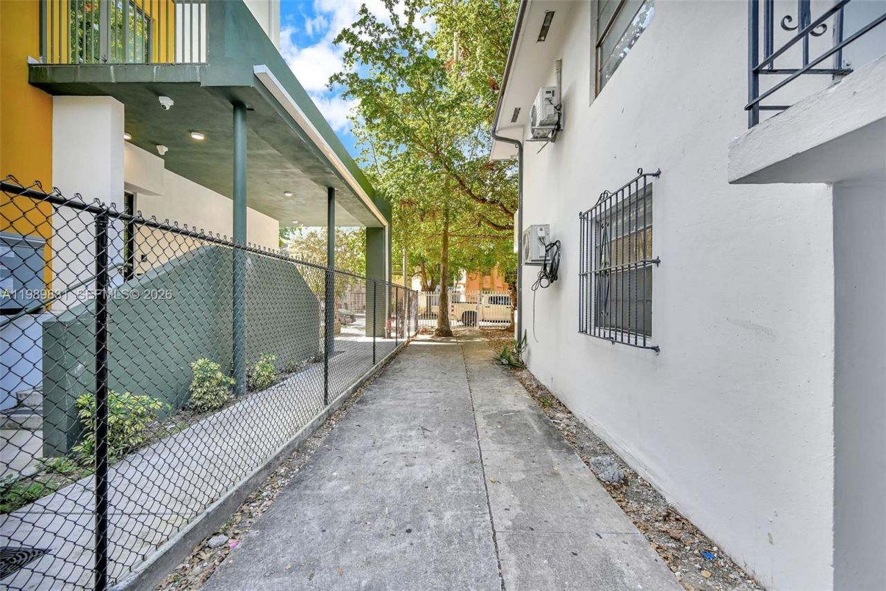 641 NW 2nd St, Miami, FL 33128 Photo