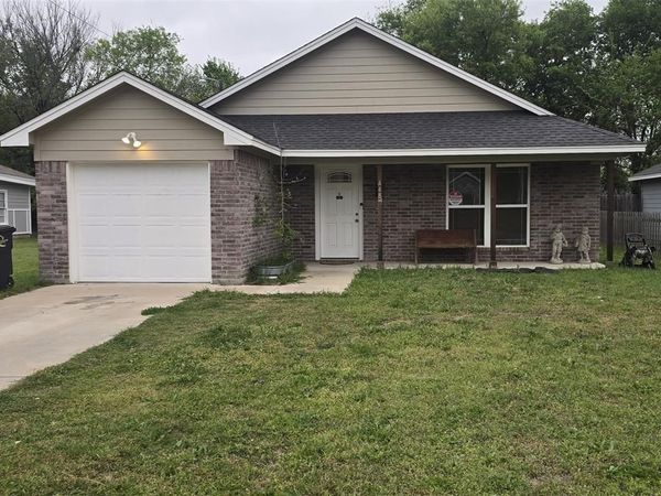 448 Chase Avenue, Cleburne, TX 76031