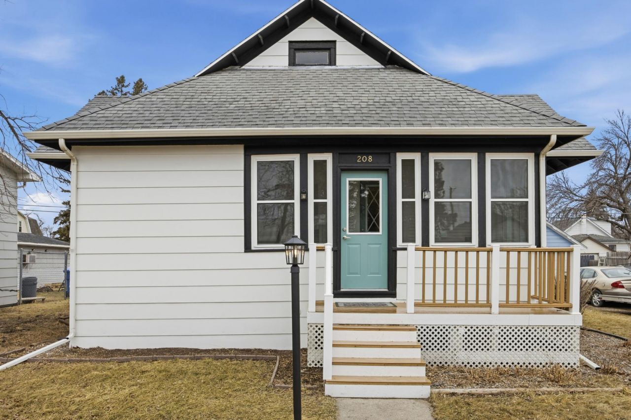 208 1 Avenue SE primary photo