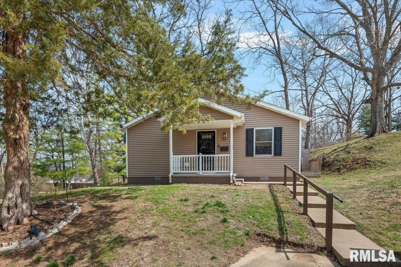 324 W Harris Street, Petersburg, IL 62675 Main Photo