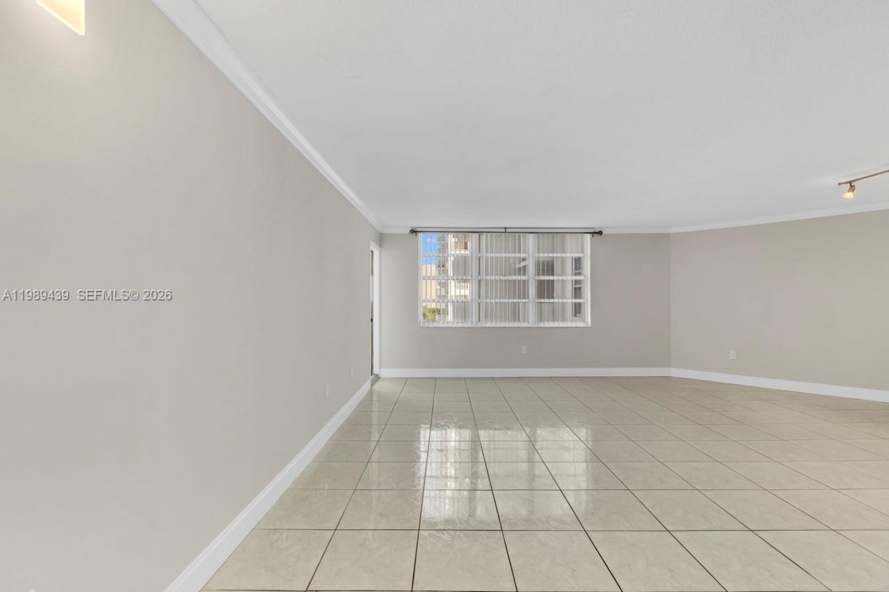 2750 NE 183rd St , Unit 806, Aventura, FL 33160 Photo