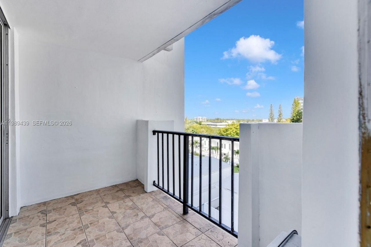 2750 NE 183rd St , Unit 806, Aventura, FL 33160 Photo