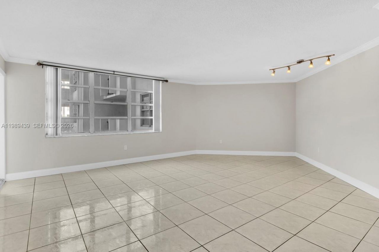 2750 NE 183rd St , Unit 806, Aventura, FL 33160 Photo