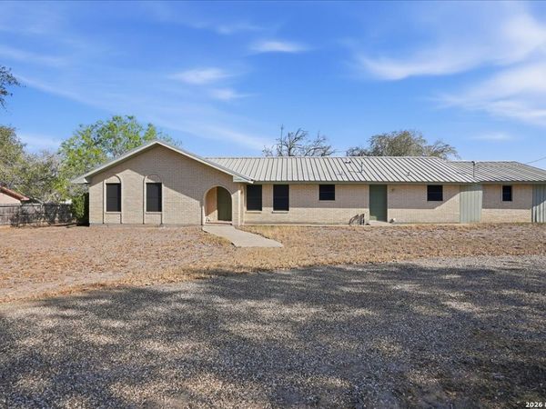 1309 Burleson St., George West, TX 78022