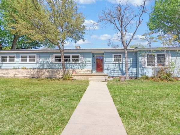 1052 E Humphreys, Seguin, TX 78155