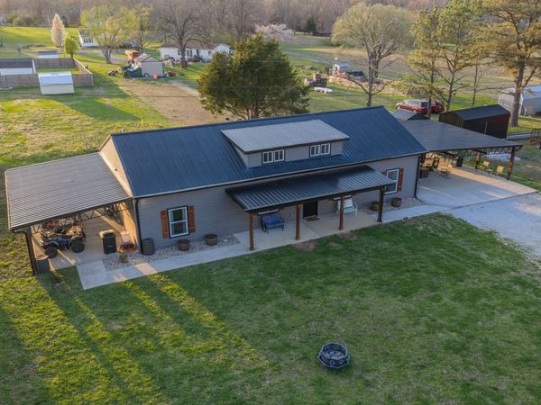 1413 Johnson St, Burns, TN 37029