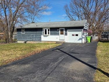 220 Pleasantview Drive, Liverpool, NY 13088