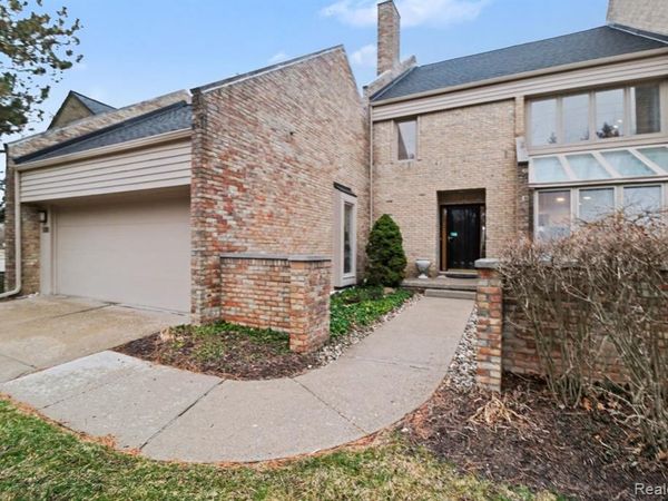 5080 Mirror Lake Court, West Bloomfield Twp, MI 48323