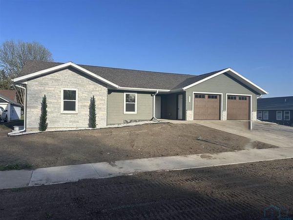623 6th Ave, Sheldon, IA 51201