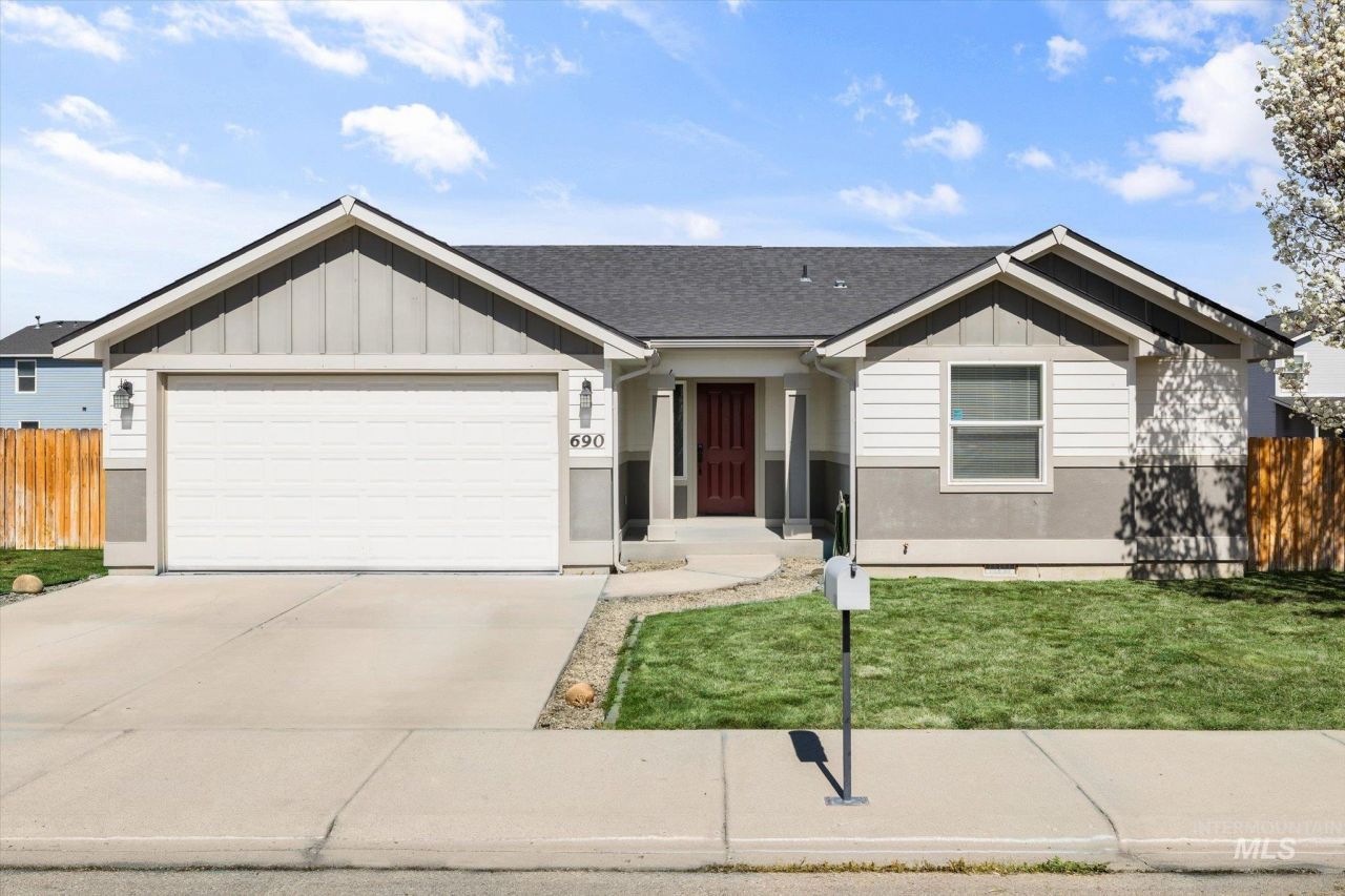 690 SW Josephine St, Mountain Home, ID 83647 Main Photo